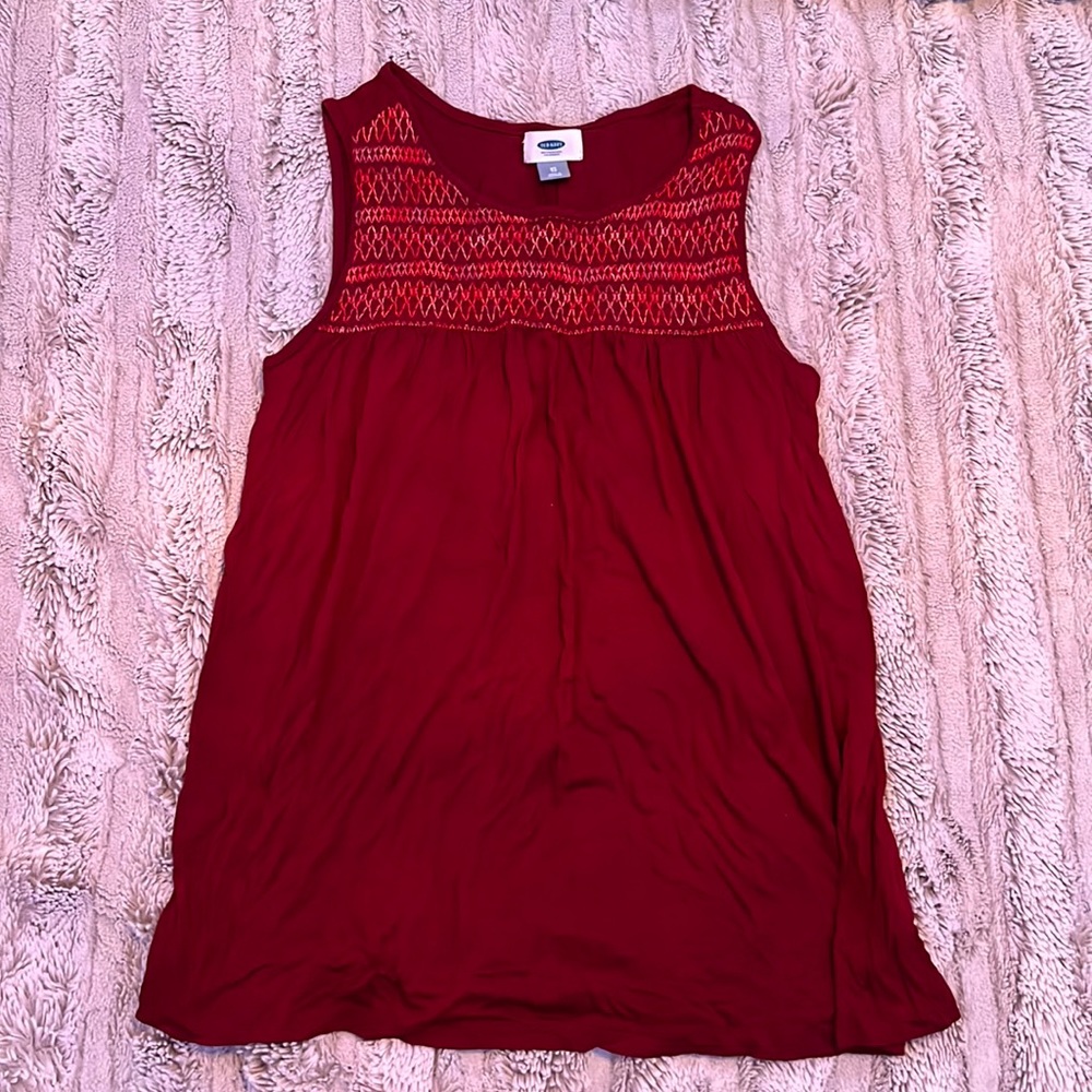 old navy maroon tank top with embroidered designs!!